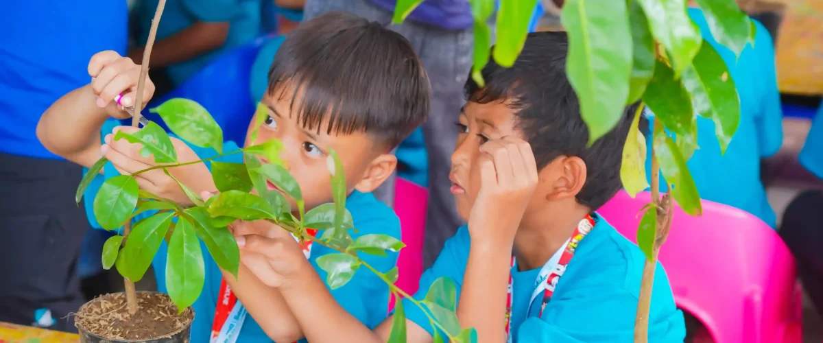 Dua siswa SD belajar mencangkok bibit tanaman dalam program urban farming di Godongijo Depok